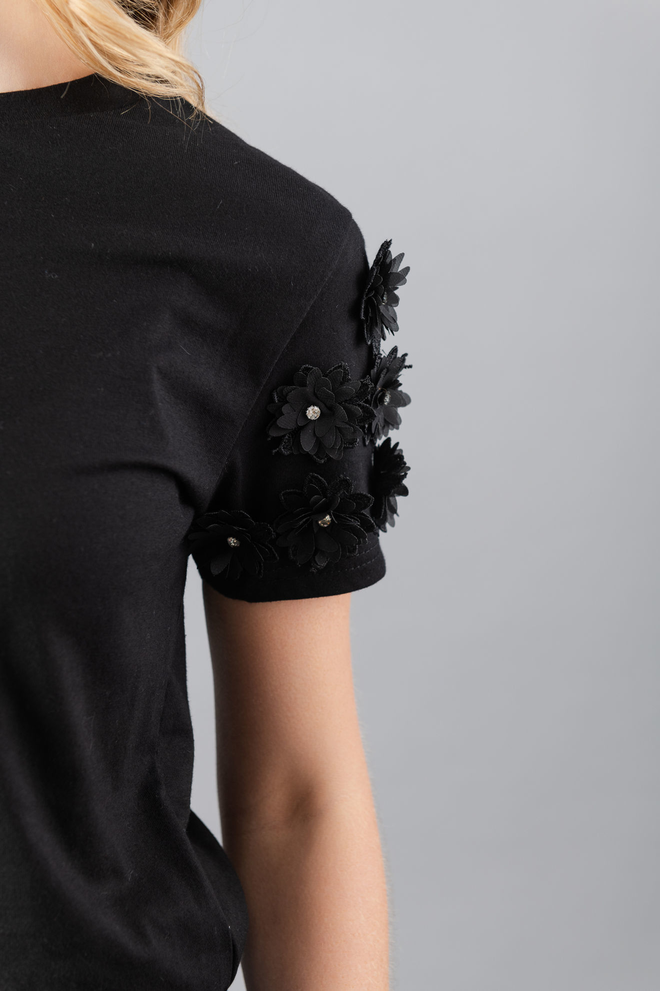 Imagen de Blusa T Shirt Detalle Flores Mangas