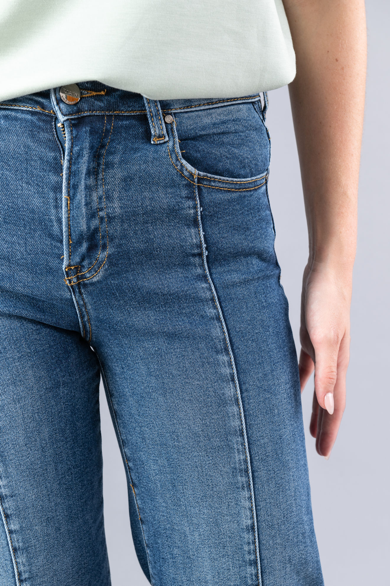 Imagen de Straight Leg, High Rise Jeans, Detalle Costura Frente