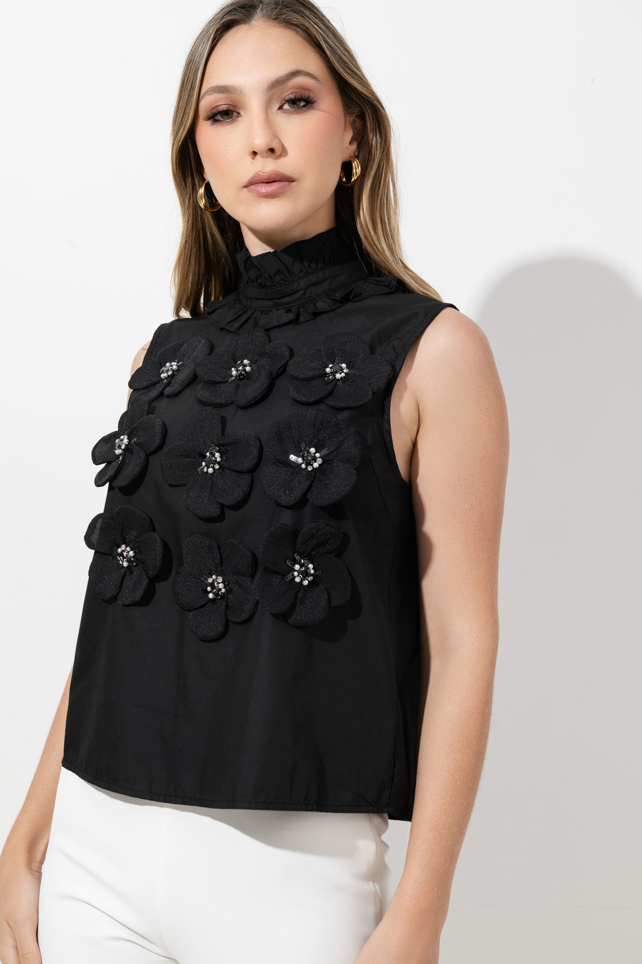 Imagen de Blusa Cuello Alto Sin Mangas Flores Relieve