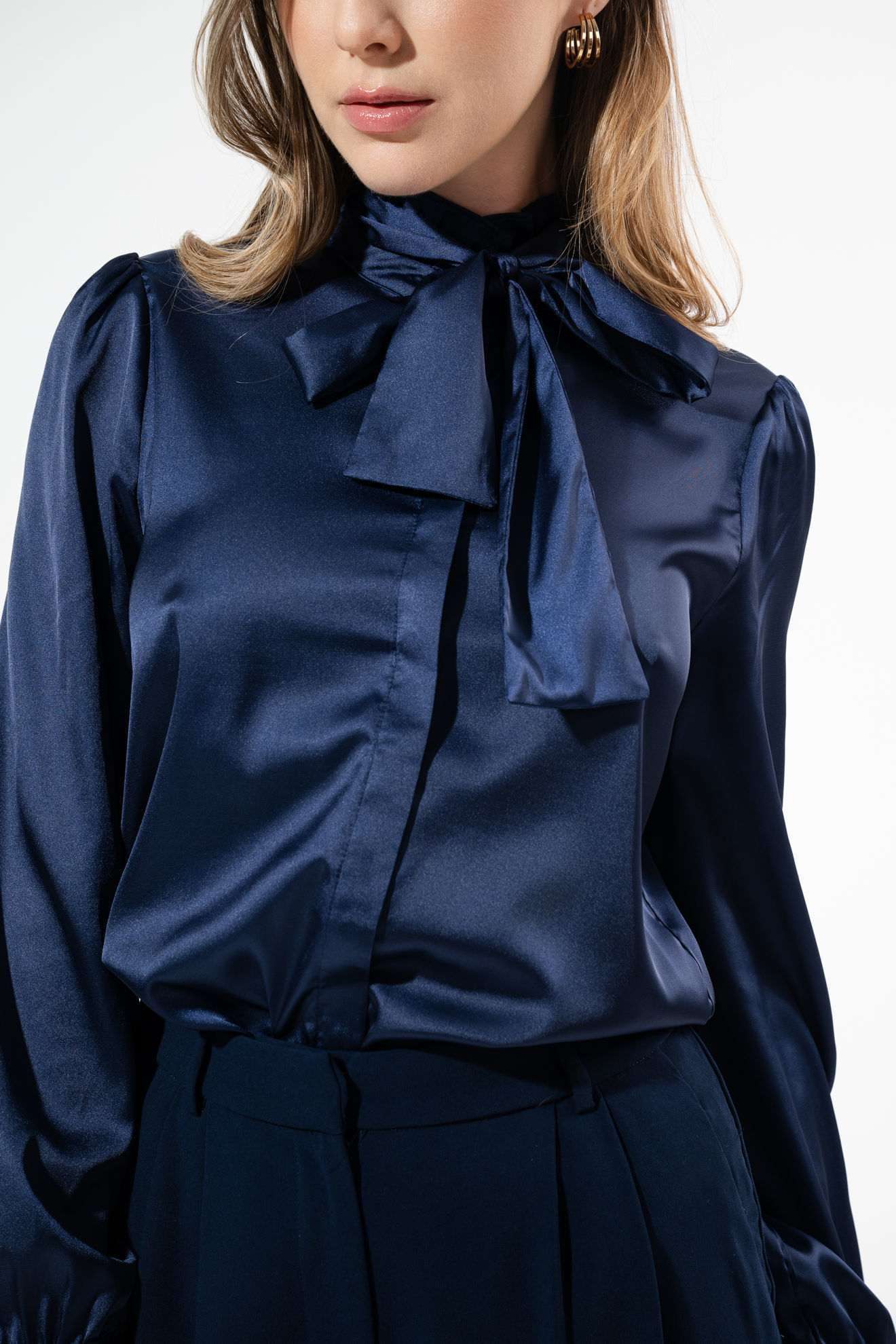 Imagen de Blusa En Satin Manga Larga, Lazo Cuello