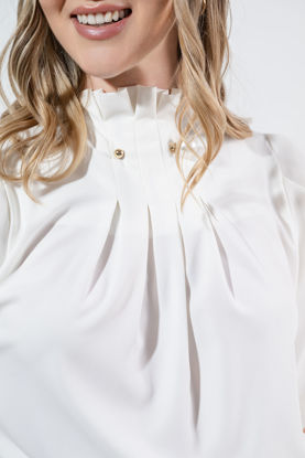 Imagen de Blusa Cuello Alto Con Prendedor Perla