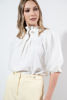 Imagen de Blusa Cuello Alto Con Prendedor Perla