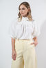 Imagen de Blusa Cuello Alto Con Prendedor Perla
