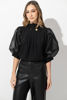 Imagen de Blusa Cuello Alto Con Prendedor Perla