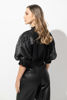 Imagen de Blusa Cuello Alto Con Prendedor Perla