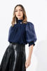 Imagen de Blusa Cuello Alto Con Prendedor Perla