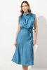 Imagen de Vestido En Satin Cuello Alto